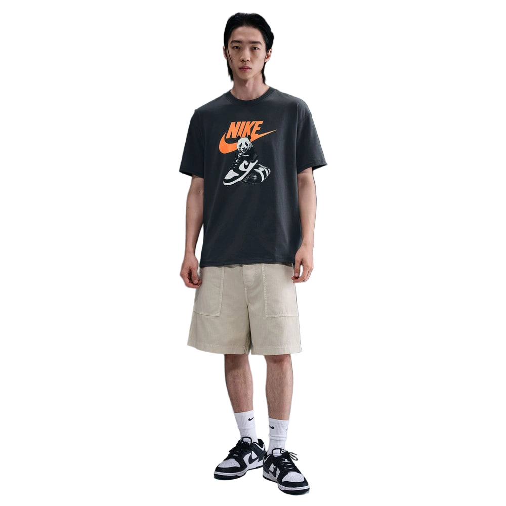 Full lifestyle image of the Sportswear Dunk Tee in Anthracite