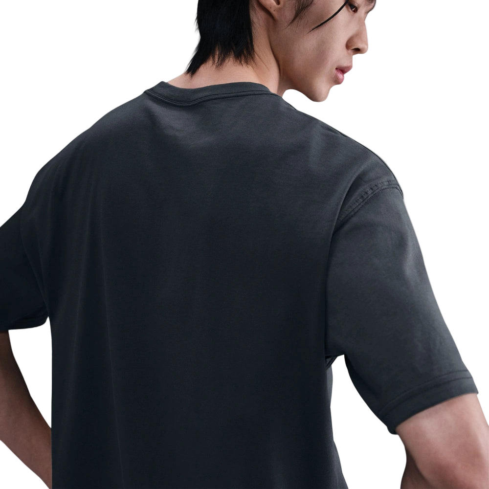 Cropped back lifestyle image of the Sportswear Dunk Tee in Anthracite