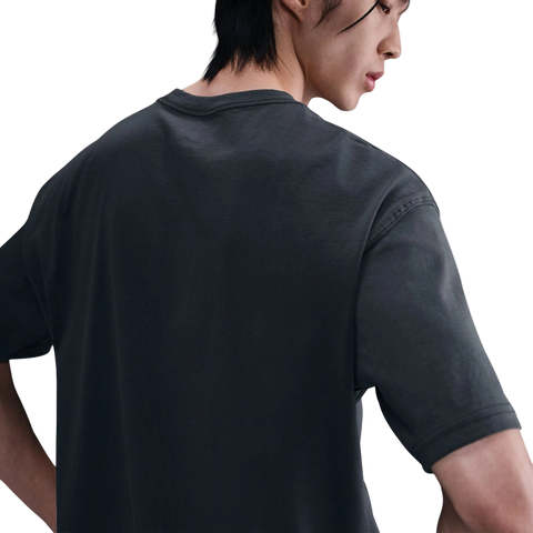 Cropped back lifestyle image of the Sportswear Dunk Tee in Anthracite