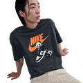 Cropped front lifestyle image of the Sportswear Dunk Tee in Anthracite