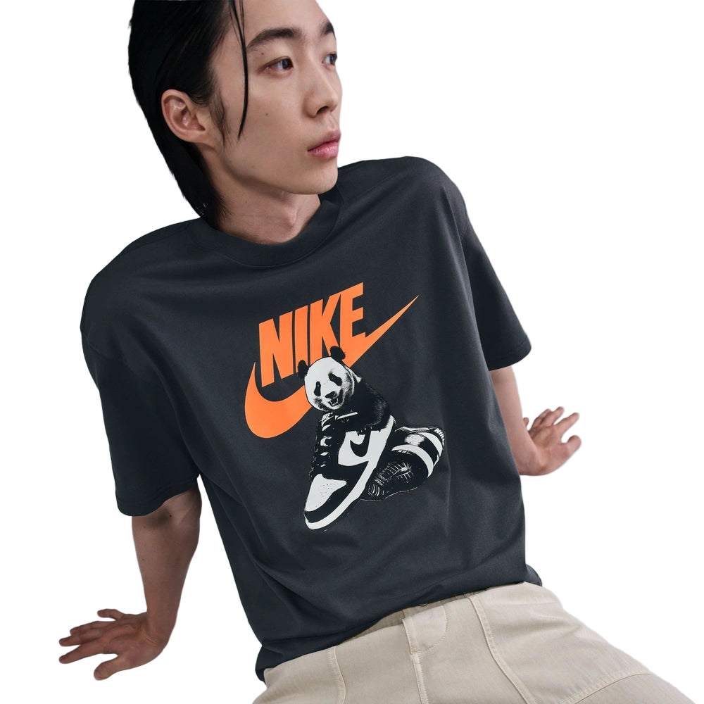 Cropped front lifestyle image of the Sportswear Dunk Tee in Anthracite