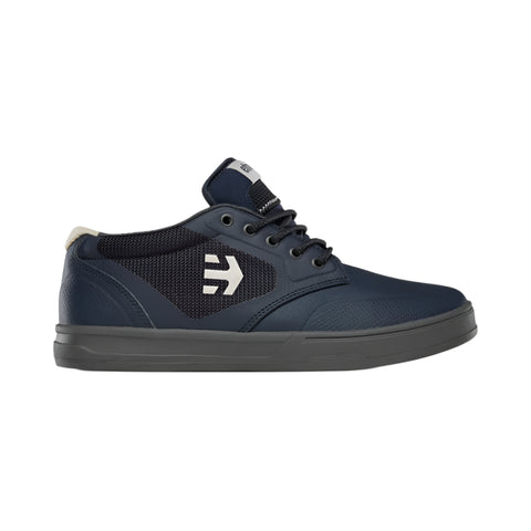 Navy mountain bike shoe with white logo.