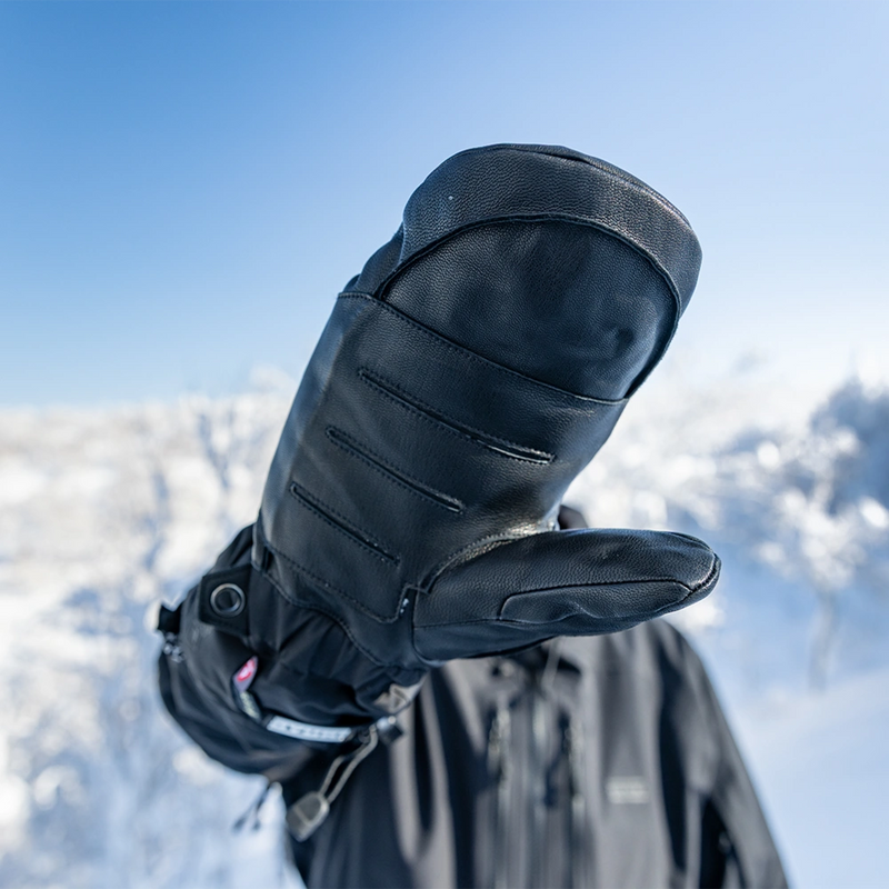 On hand view of the Arashi Guide Gtx Mitts in Black.