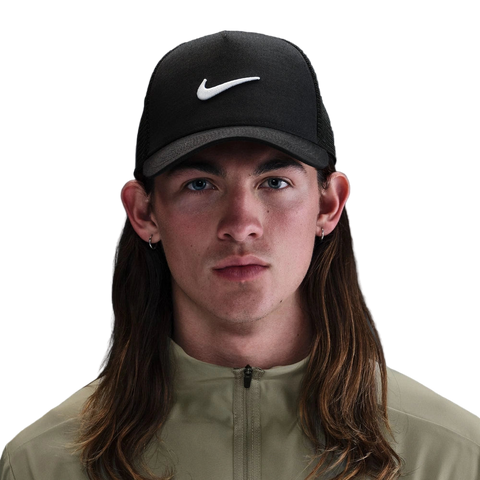 Front image of the Nike Rise Cap on a man in Black