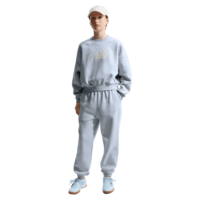 Front view of the Nike Sportswear Club Fleece Crew Neck in Ghost colourway, kids model