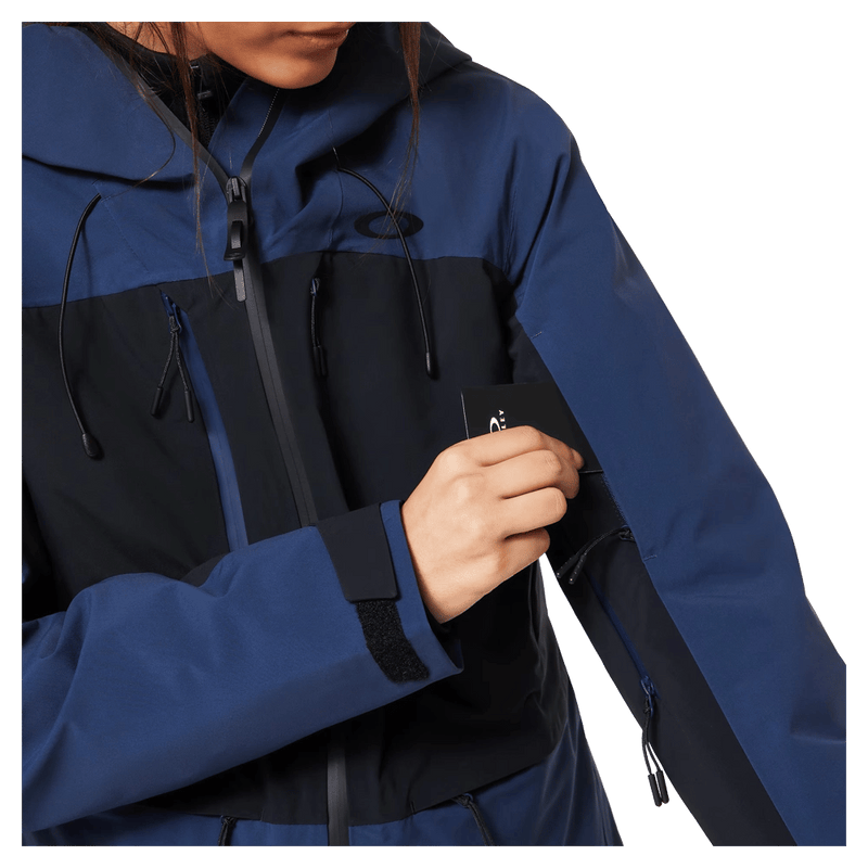 Pass pocket view of the Oakley Kendall Rc Shell Ski Jacket in ABYSS and BLACK colourway, women's model