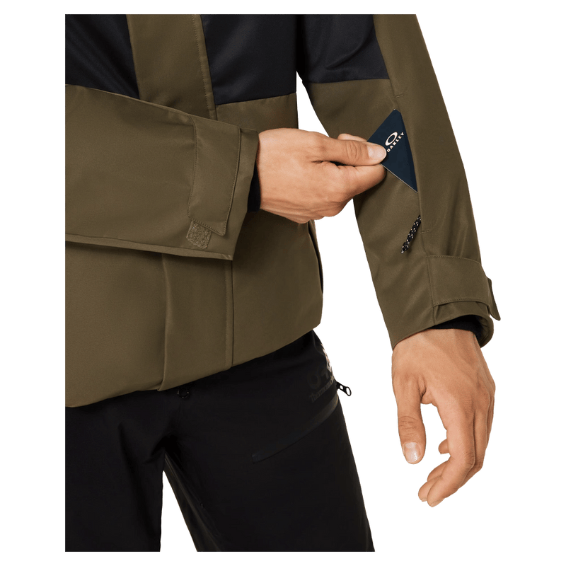 Pass pocket view of the Oakley Range Rc 2.0 Ski Jacket in Army Green colourway, men's model