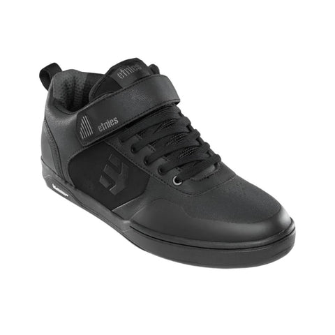 Men's mountain bike shoe in black with black sole.