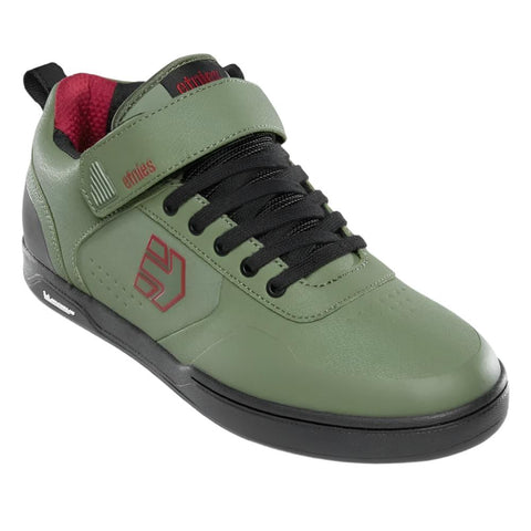 Men's mountain bike shoe in green with black sole.