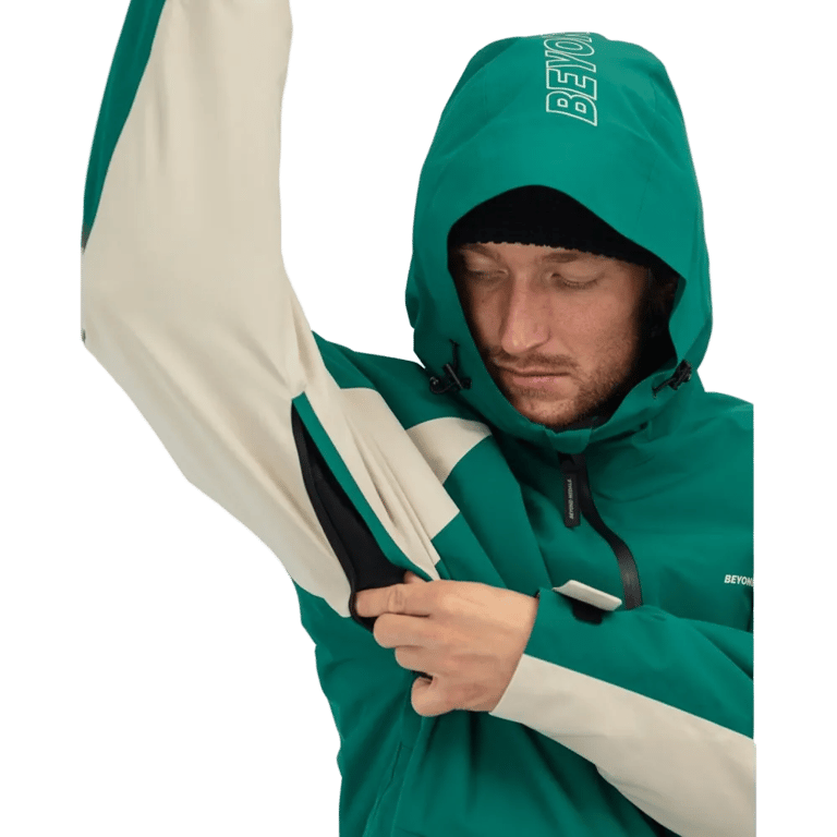 Beyond Medals Nostalgia 2L Snowboard Jacket