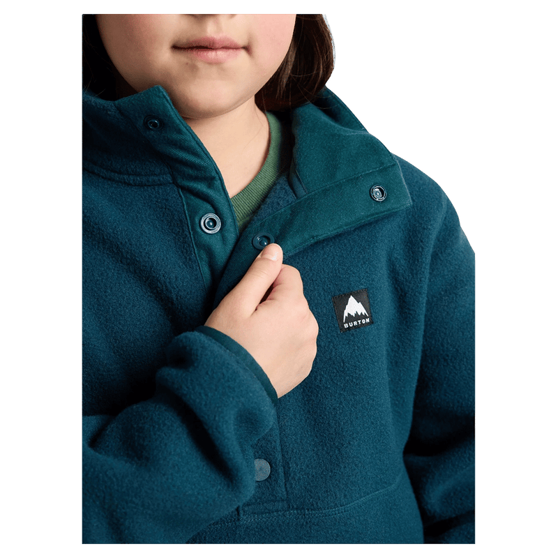 Close view of the Burton Cinder Anorak in Deep Emerald colourway, kids's model