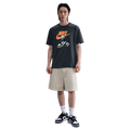 Full lifestyle image of the Sportswear Dunk Tee in Anthracite