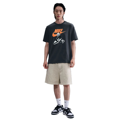 Full lifestyle image of the Sportswear Dunk Tee in Anthracite