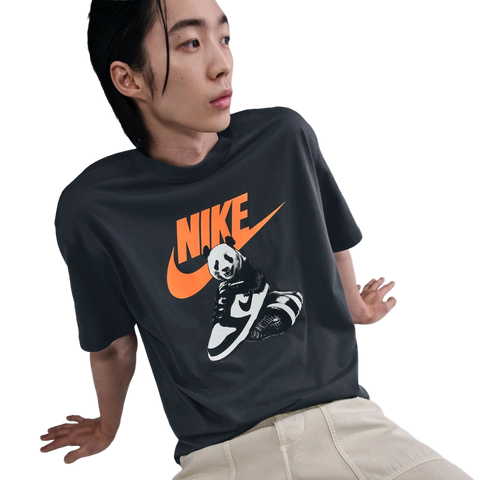 Cropped front lifestyle image of the Sportswear Dunk Tee in Anthracite