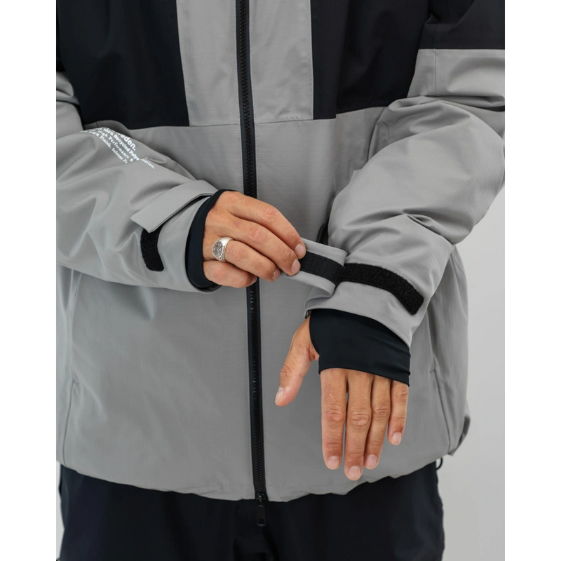 Wrist view of the Beyond Medals Fullzip 2L snowboard Jacket in Grey colourway, unisex's model