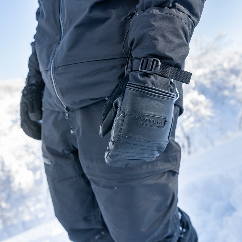 On hand view of the Arashi Guide Gtx Mitts in Black. 