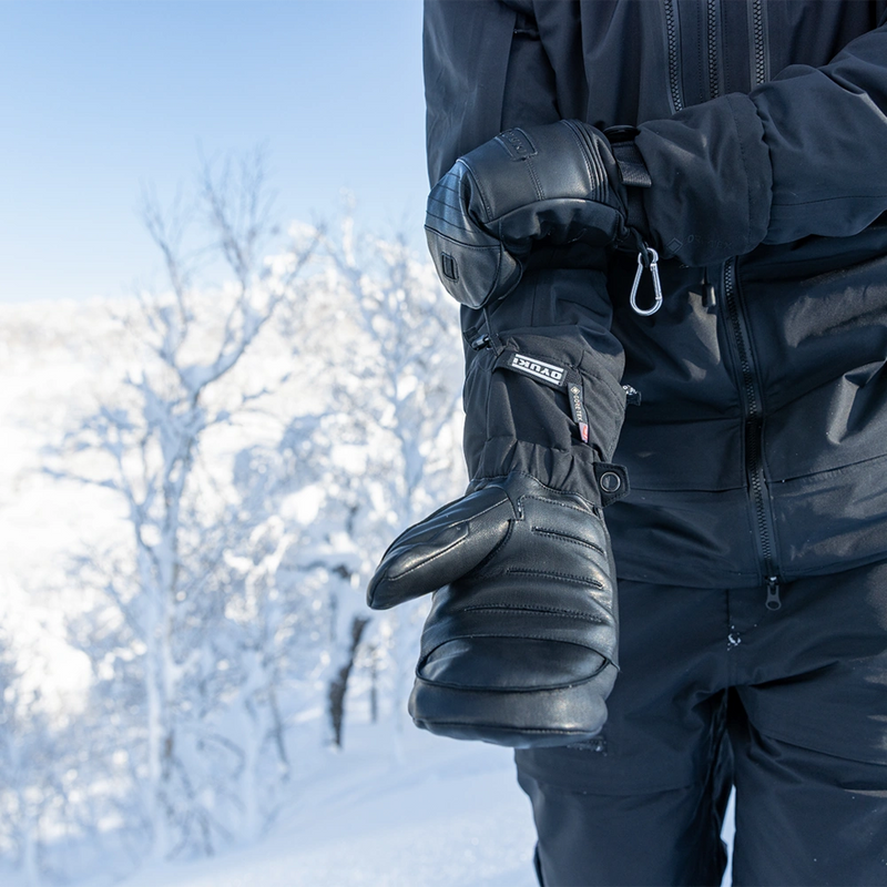 On hand view of the Arashi Guide Gtx Mitts in Black. 
