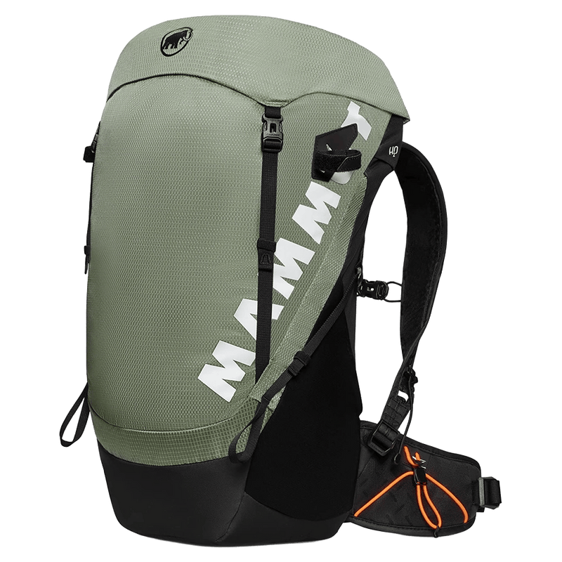 Main view of the Mammut Ducan 24 Backpack in Jade Black colourway, women model