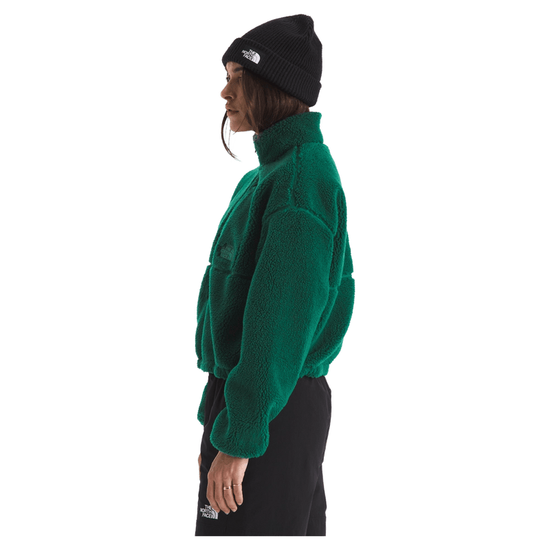 Side of a woman wearing The North Face Extreme Pile 2 Pullover for Women in Hunter Green