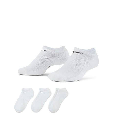 Lifestyle image of the Nike Everyday Cushioned No Show Socks 3 Pack in White