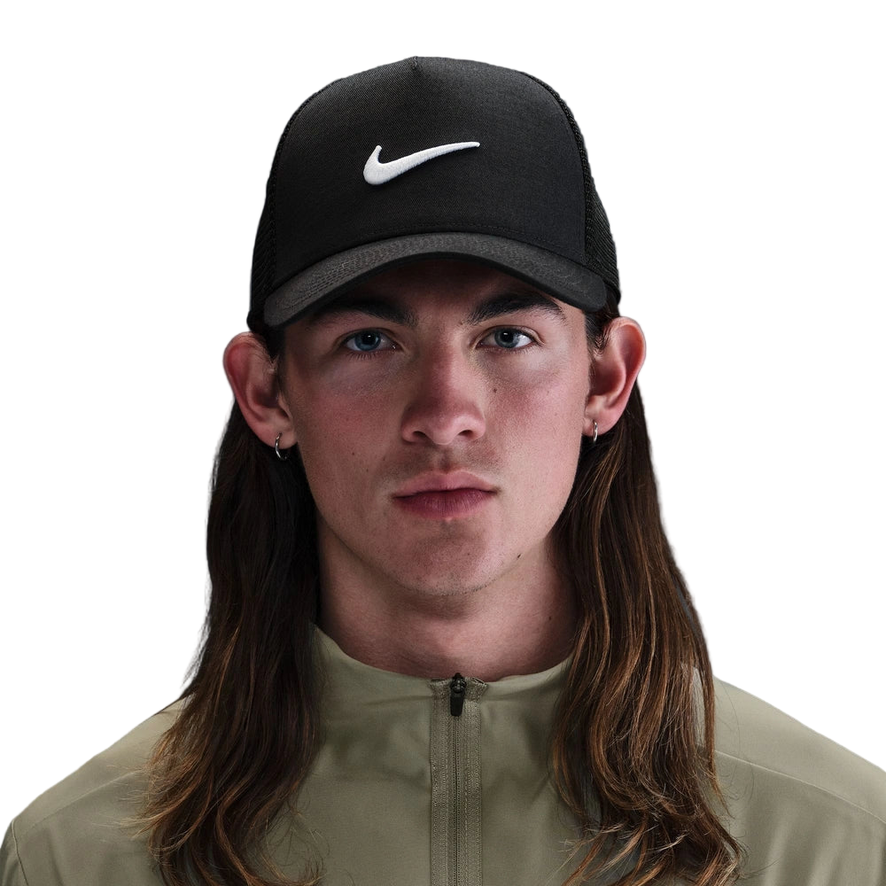 Front image of the Nike Rise Cap on a man in Black