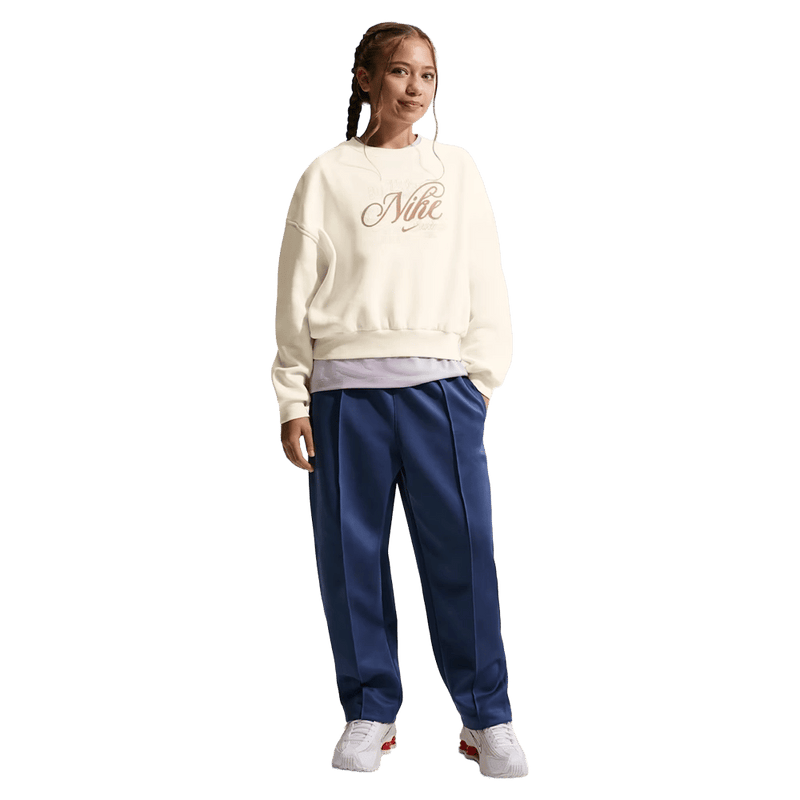 Front view of the Nike  Sportswear Club Fleece Crew Neck in Soft Pearl colourway, kids model