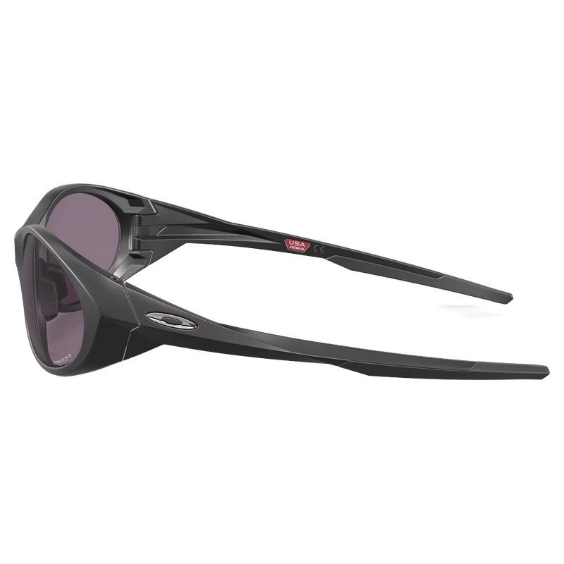 Side view of the Oakley Eyejacket Redux Sunglasses in Matte black colourway, unisex's model