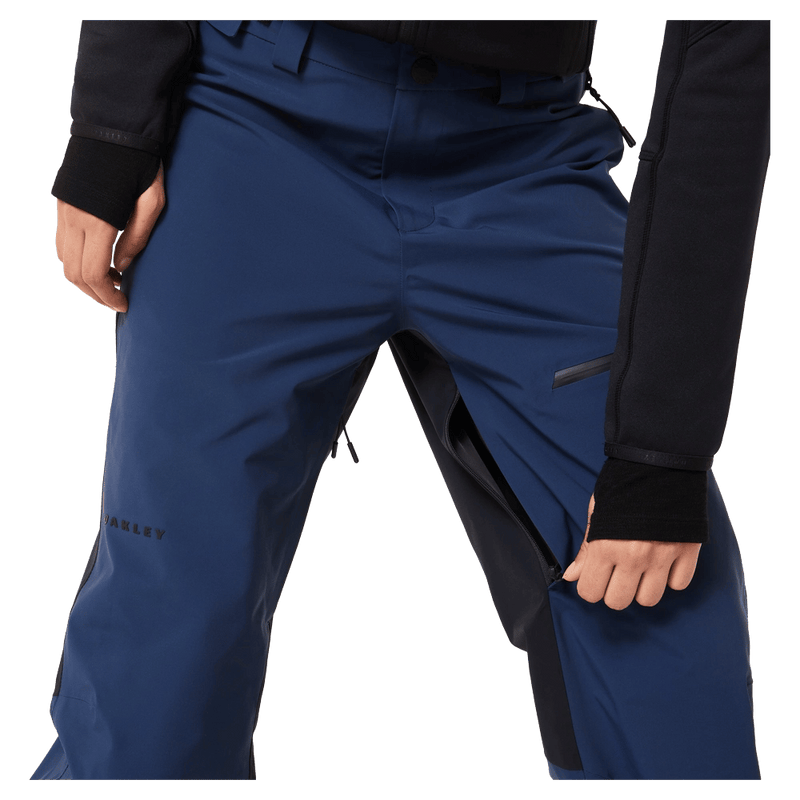 vents view of the Oakley Kendall Rc Shell Pants in ABYSS and BLACK colourway, WOMEN model