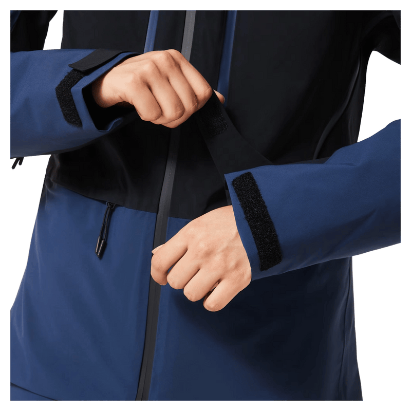 Pockets view of the Oakley Kendall Rc Shell Ski Jacket in ABYSS and BLACK colourway, women's model