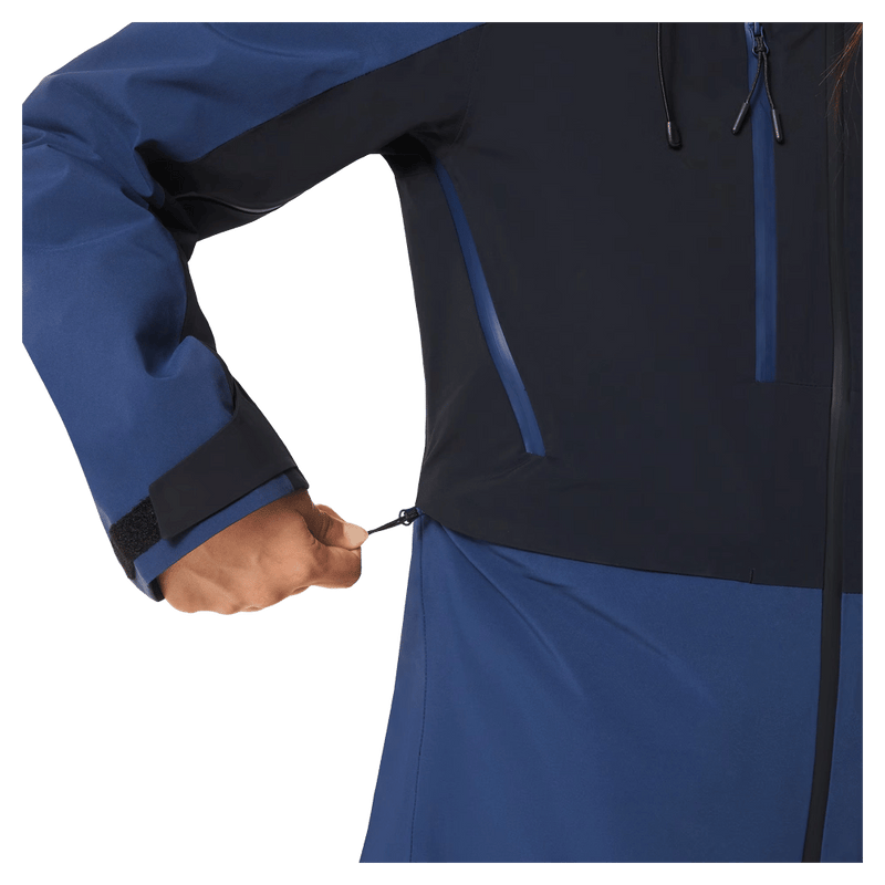 Pocket view of the Oakley Kendall Rc Shell Ski Jacket in ABYSS and BLACK colourway, women's model