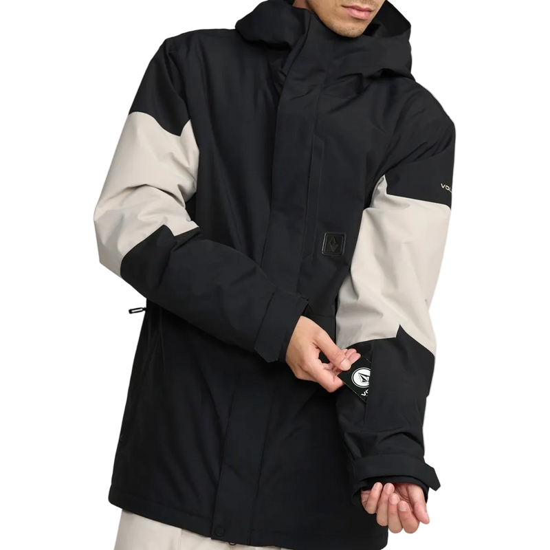 Detail image of the Primry Snowboard Jacket in Black. Featuring pass pocket with zip closure on the inner left forearm. 