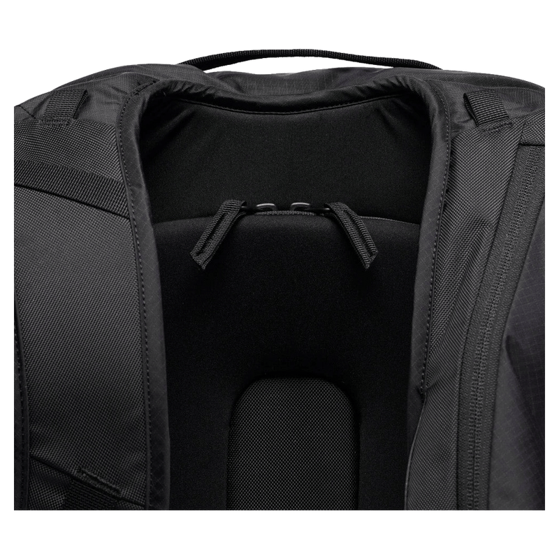 Close view of the BLACK DIAMOND Dawn Patrol 25 Backpack Black Bags,  26/27 's model