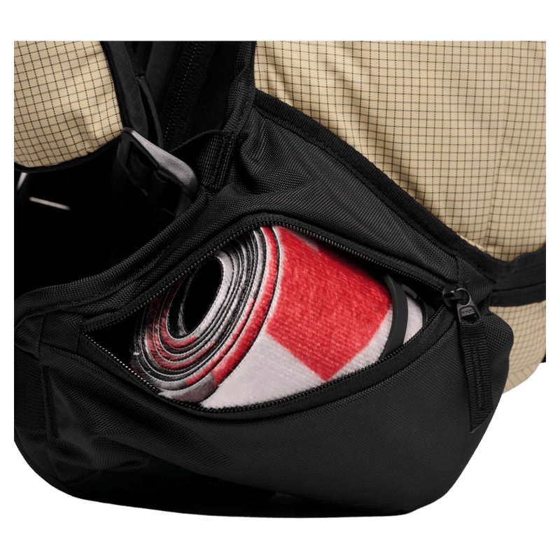 Close view of the BLACK DIAMOND Dawn Patrol 25 Backpack White Oak Bags,  26/27 's model