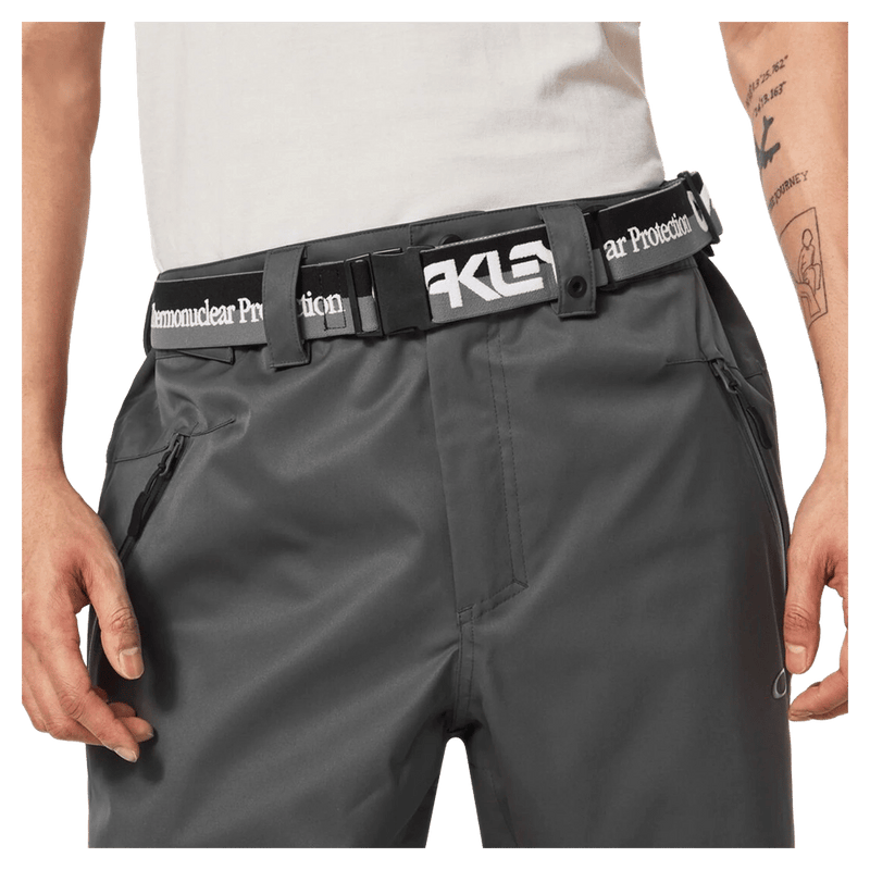 Model view of the Oakley Tnp Factory Belt, black colour