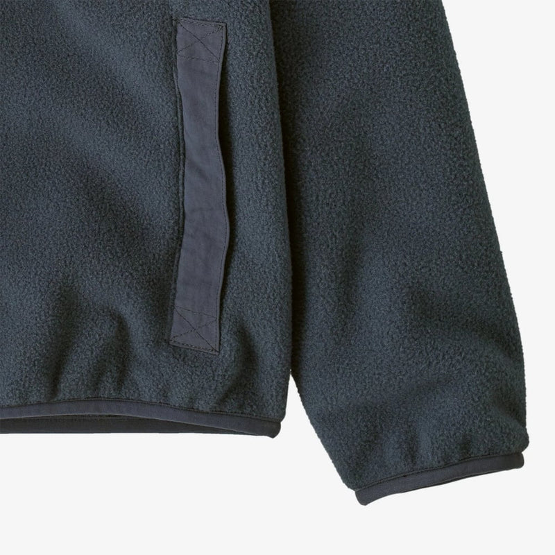 Pocket view of the Patagonia Synch Jacket - Kids_Smolder Blue 65320BKPL Fashion,  26/27 Unisex's model
