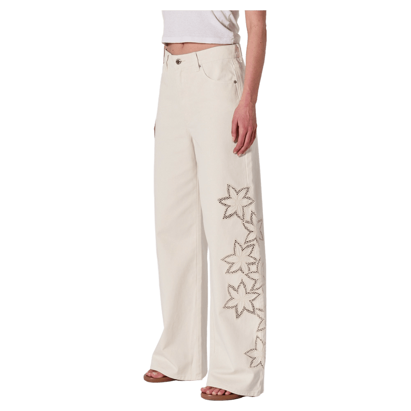 Side view of women in the Relaxed Sailor Long Jeans in colour Cream