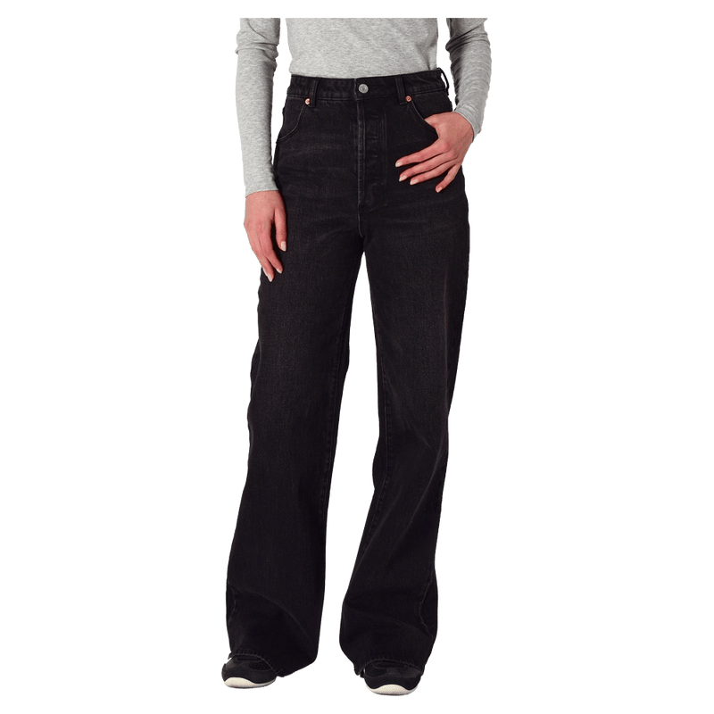 Front view of a women in  Sailor Scoop Long Jeans in colour Black Rock